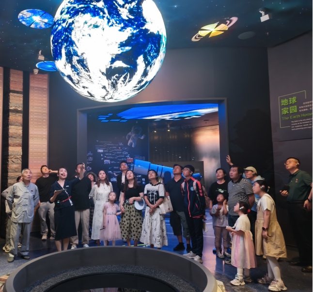 8月16日，機(jī)關(guān)黨支部組織黨員、青年員工及少年兒童赴青海省自然博物館開展“貫徹新發(fā)展理念 守護(hù)美麗青?！敝黝}黨日活動。.png